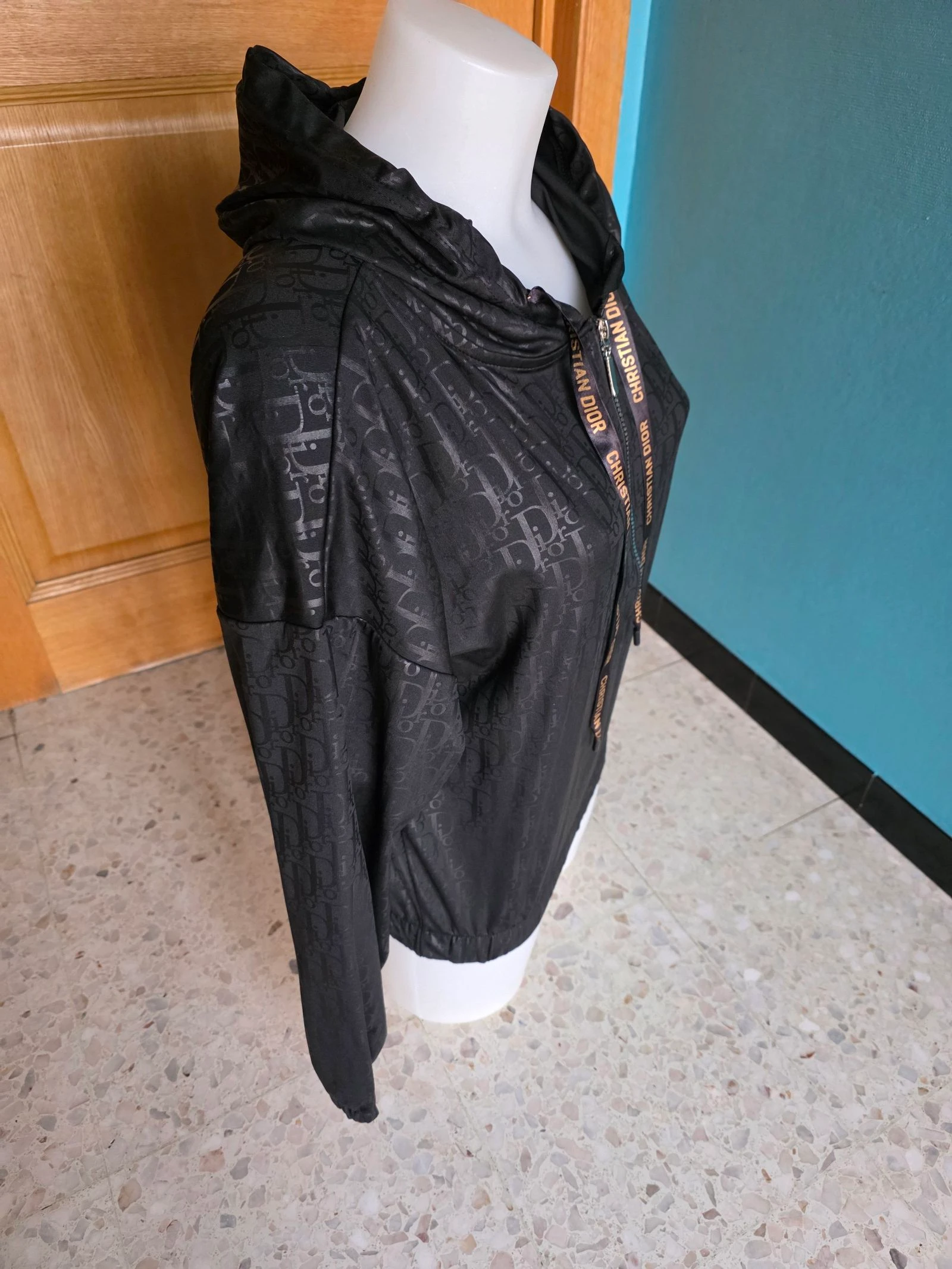 Suéter preto com capuz inspiração D**r – photo 3